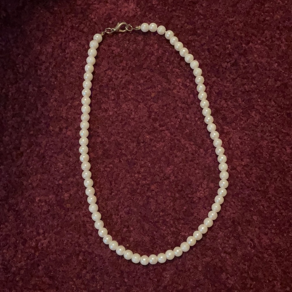 white pearl neckalace